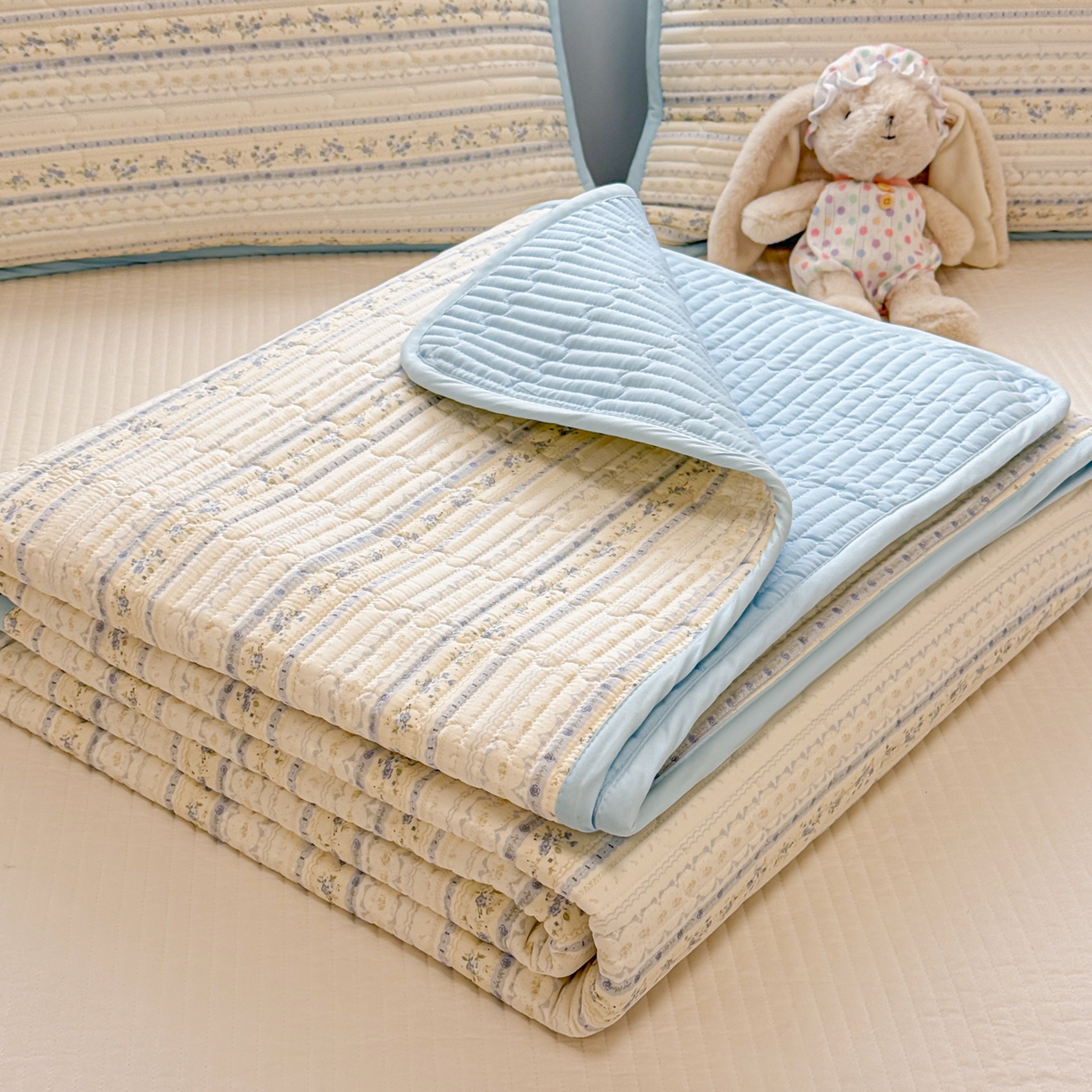 91家纺网 家纺一手货源 找家纺 雅萱家纺 2026新款森系全棉夹棉印花床盖 雾蓝花境