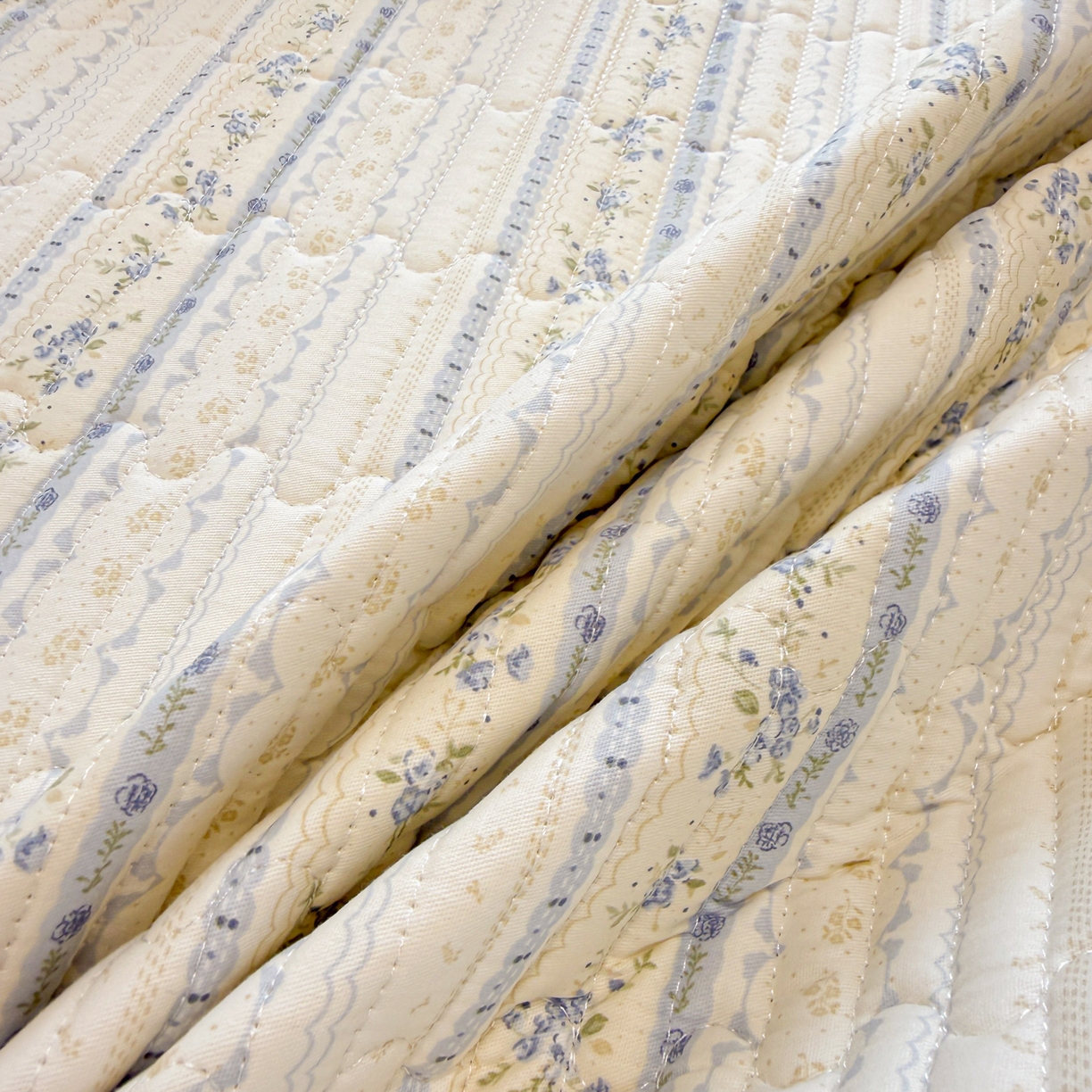 91家纺网 家纺一手货源 找家纺 雅萱家纺 2026新款森系全棉夹棉印花床盖 雾蓝花境