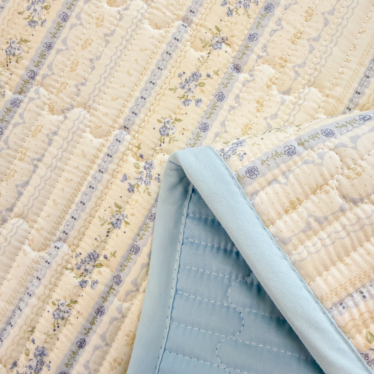 91家纺网 家纺一手货源 找家纺 雅萱家纺 2026新款森系全棉夹棉印花床盖 雾蓝花境