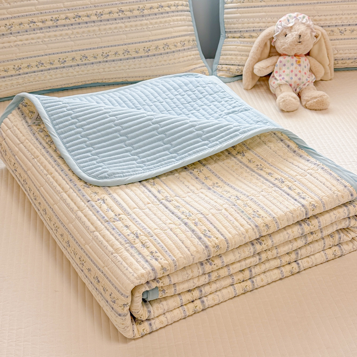 91家纺网 家纺一手货源 找家纺 雅萱家纺 2026新款森系全棉夹棉印花床盖 雾蓝花境