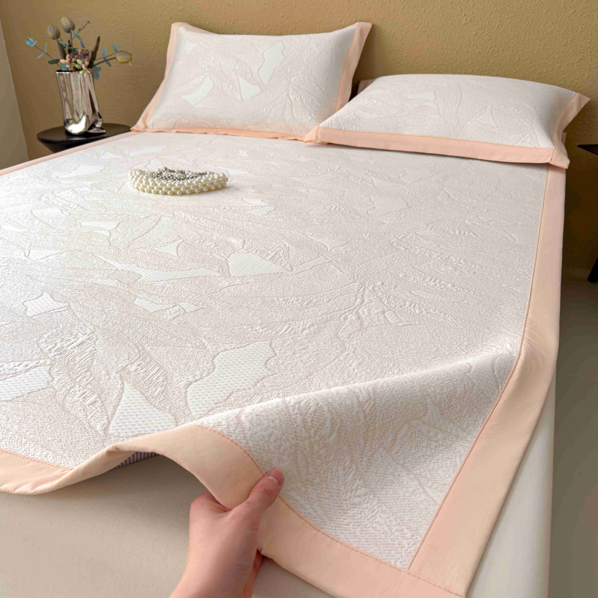 91家纺网 家纺一手货源 找家纺 孩子王家纺 2026春夏新款凉感过0.21夏天家用软席子可机洗空调席夏季高端华夫格凉席三件套 家大叶大-贝壳粉 床单款