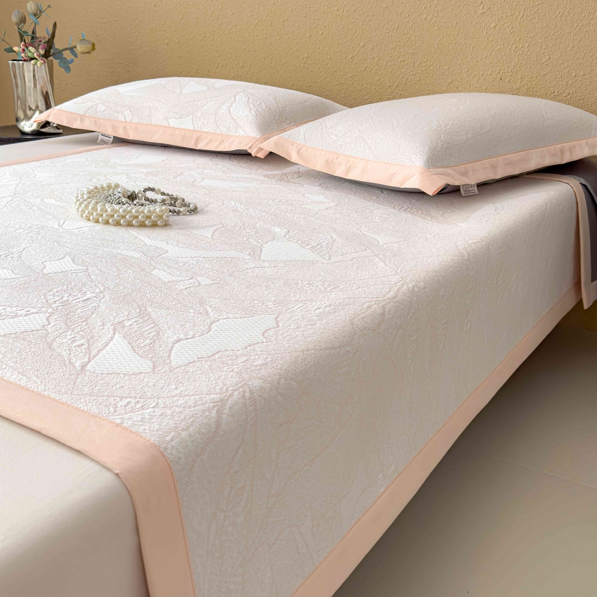 91家纺网 家纺一手货源 找家纺 孩子王家纺 2026春夏新款凉感过0.21夏天家用软席子可机洗空调席夏季高端华夫格凉席三件套 家大叶大-贝壳粉 床单款