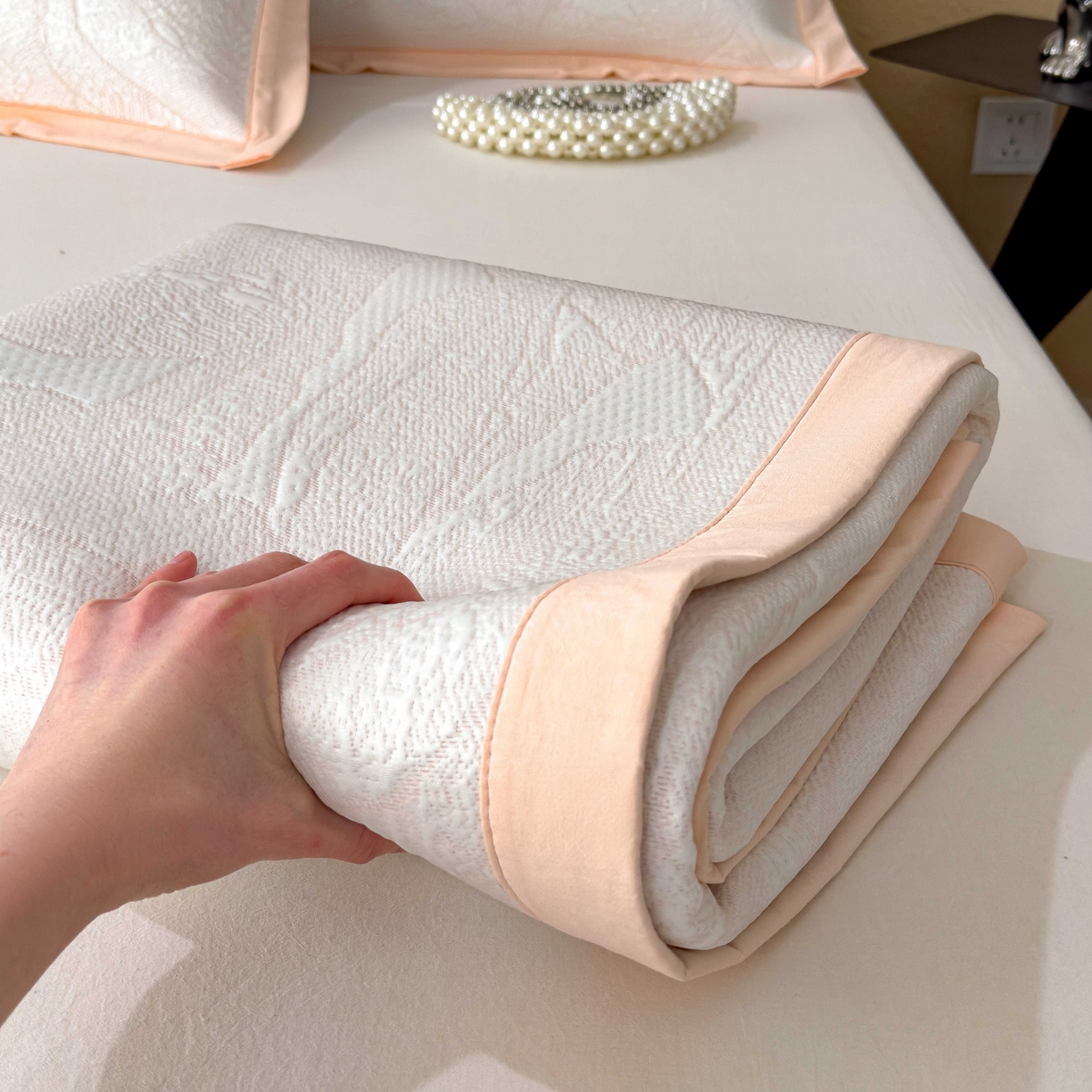 91家纺网 家纺一手货源 找家纺 孩子王家纺 2026春夏新款凉感过0.21夏天家用软席子可机洗空调席夏季高端华夫格凉席三件套 家大叶大-贝壳粉 床单款