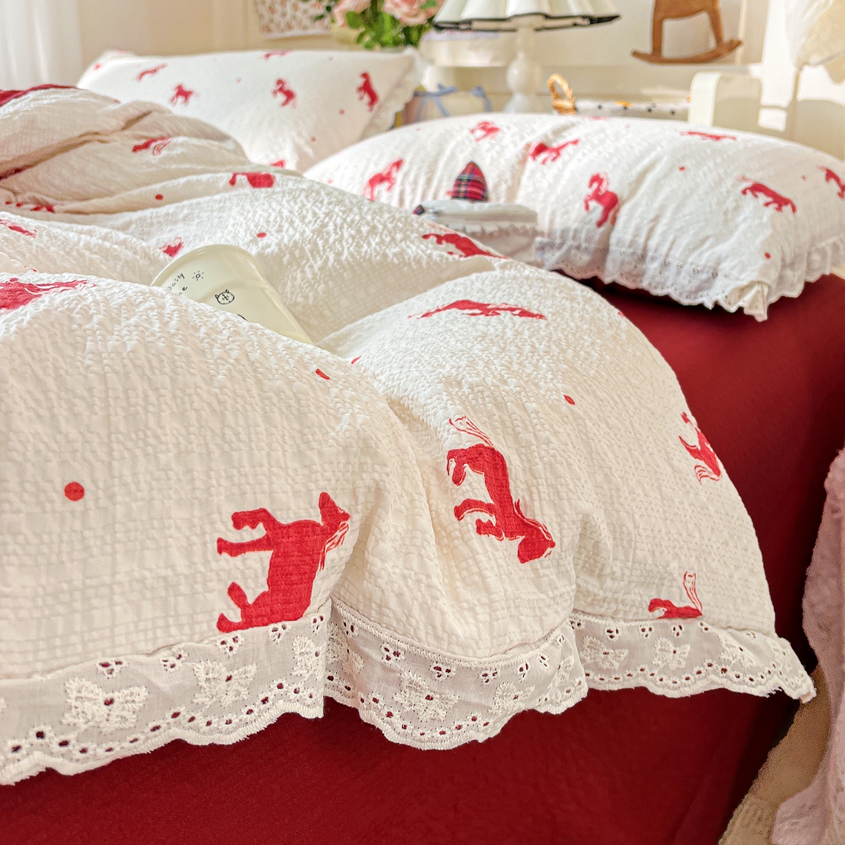 91家纺网 家纺一手货源 找家纺 一比一家纺 2026新款泡芙纱花边四件套 红色小马