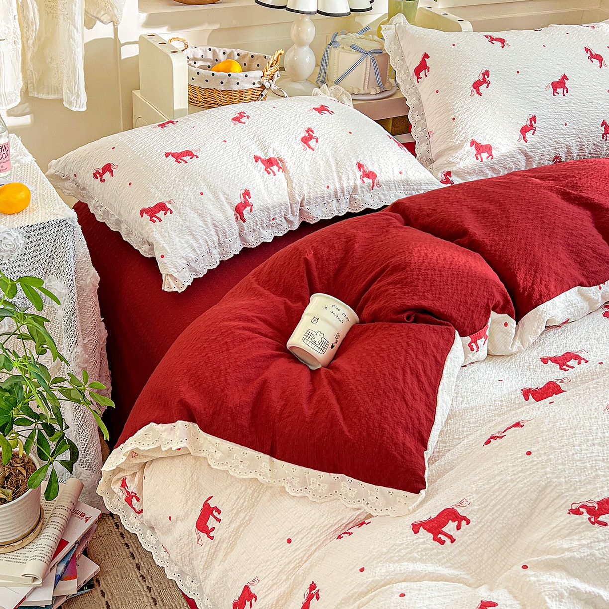 91家纺网 家纺一手货源 找家纺 一比一家纺 2026新款泡芙纱花边四件套 红色小马