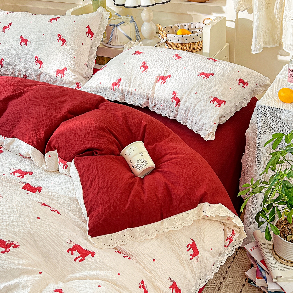 91家纺网 家纺一手货源 找家纺 一比一家纺 2026新款泡芙纱花边四件套 红色小马