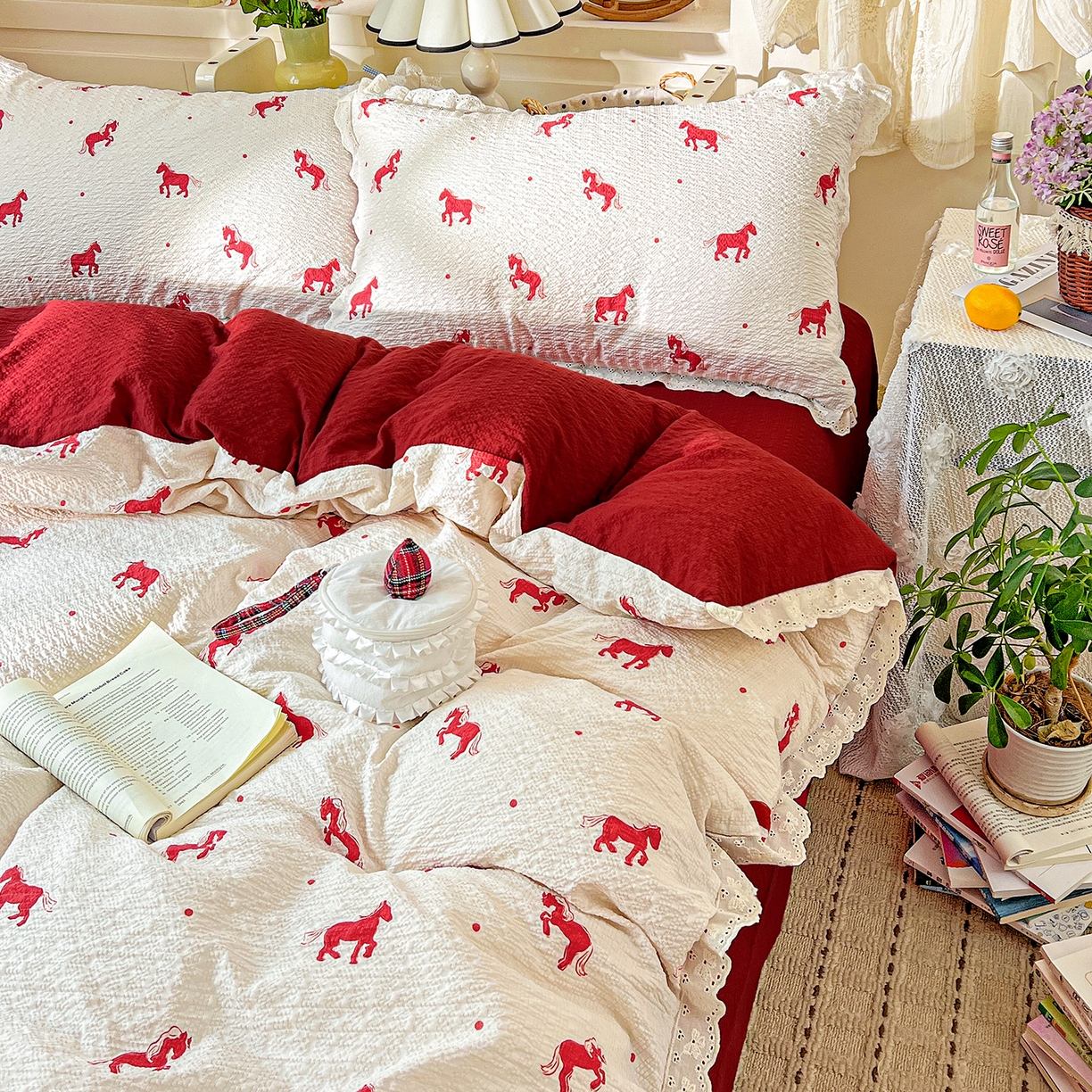91家纺网 家纺一手货源 找家纺 一比一家纺 2026新款泡芙纱花边四件套 红色小马