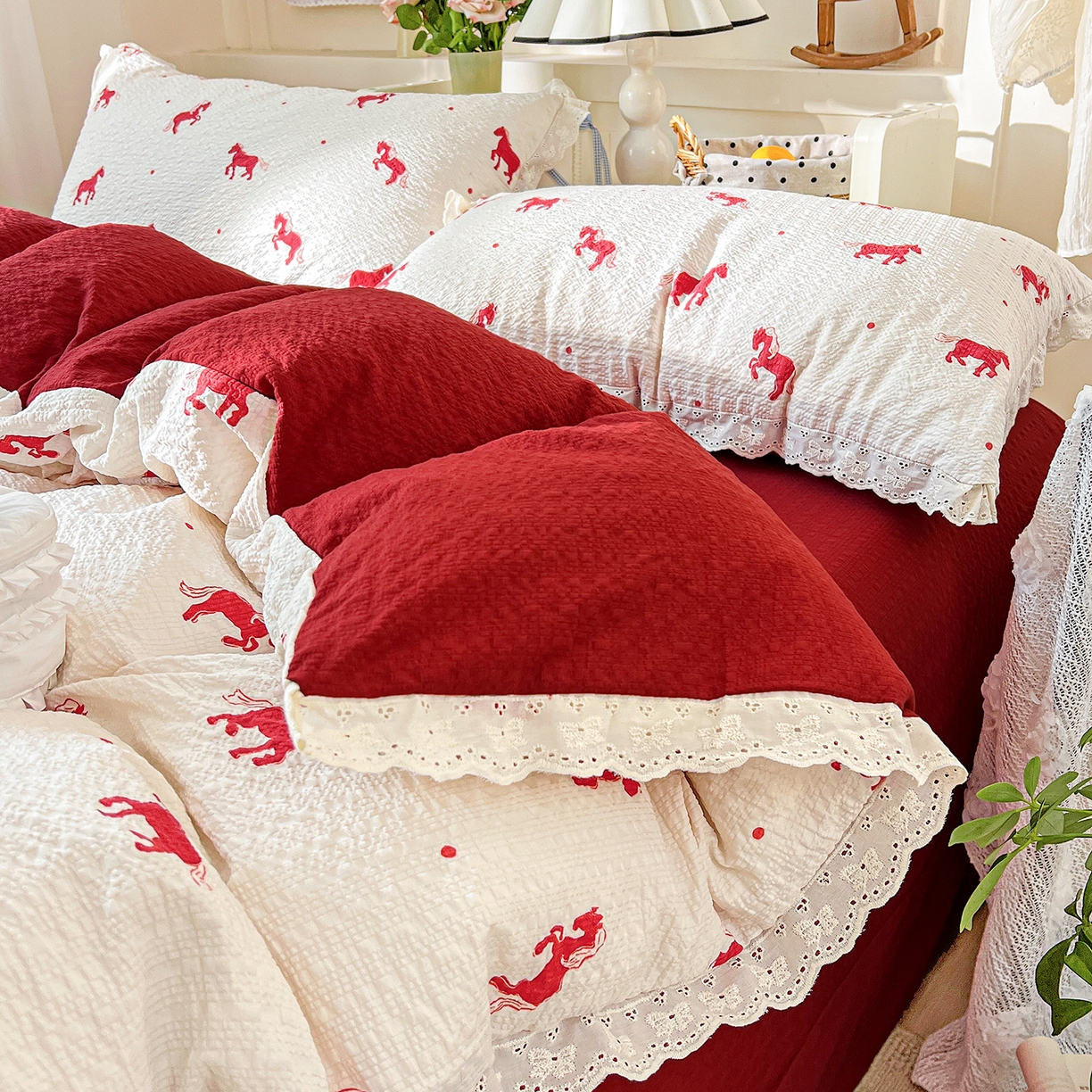 91家纺网 家纺一手货源 找家纺 一比一家纺 2026新款泡芙纱花边四件套 红色小马