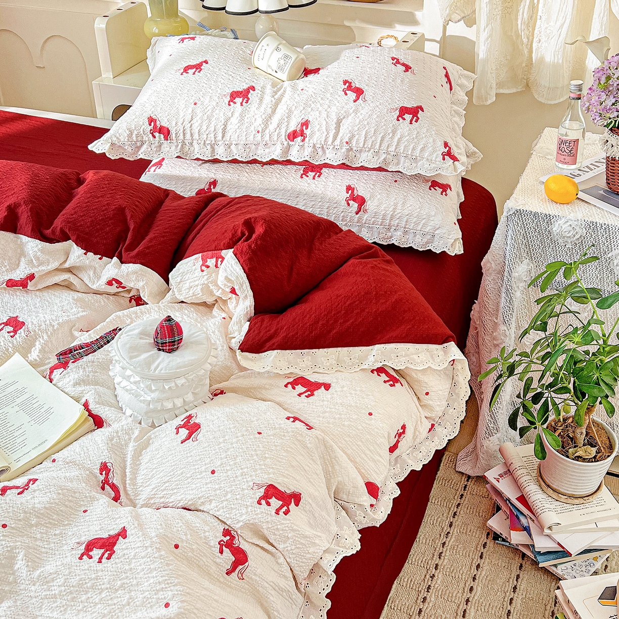 91家纺网 家纺一手货源 找家纺 一比一家纺 2026新款泡芙纱花边四件套 红色小马