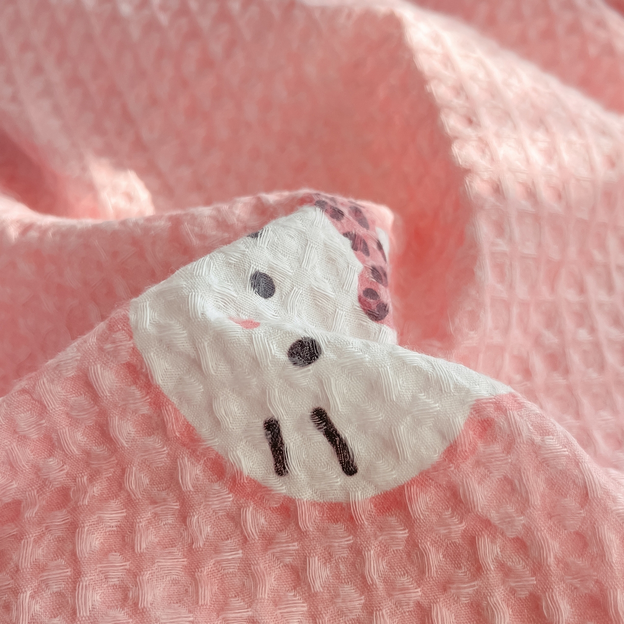 91家纺网 家纺一手货源 找家纺 如一 2026新款全棉纯棉华夫格大版数码印花四件套 粉蒂猫