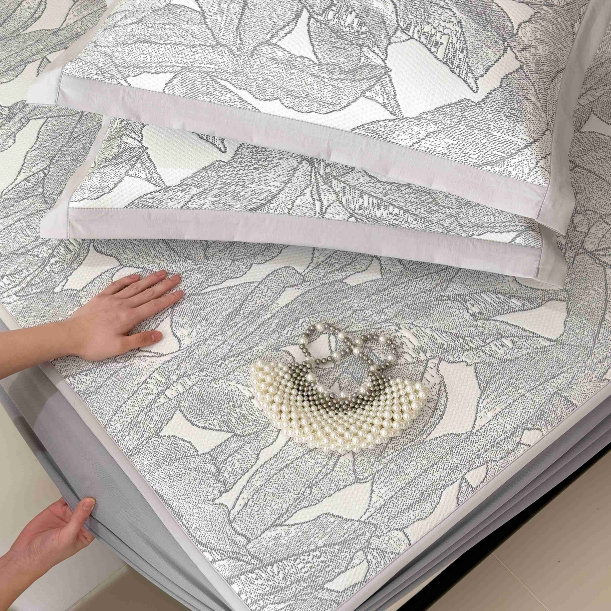 91家纺网 家纺一手货源 找家纺 孩子王家纺 2026春夏新款凉感过0.21夏天家用软席子可机洗空调席夏季高端华夫格凉席三件套 家大叶大-北欧深灰 床笠款