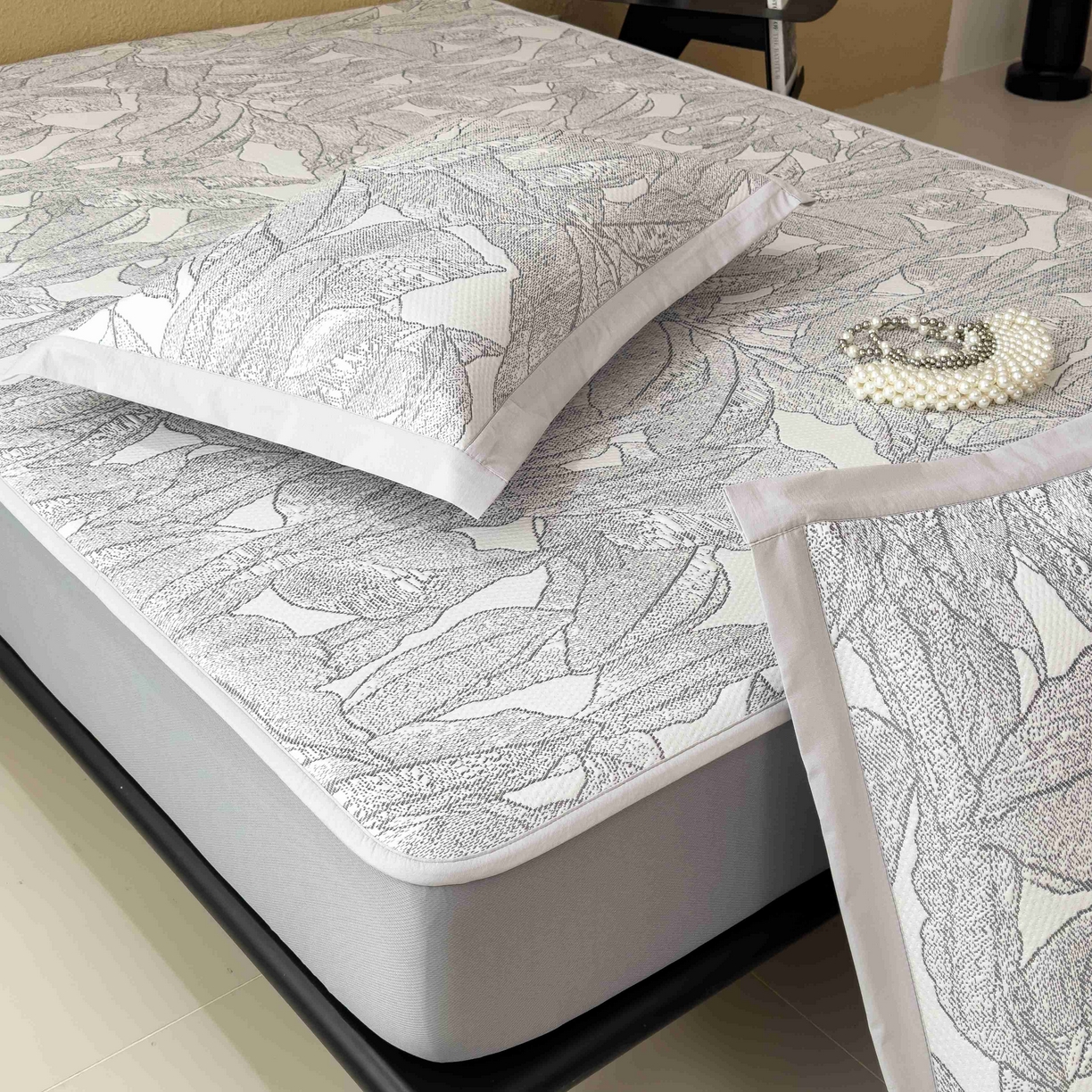 91家纺网 家纺一手货源 找家纺 孩子王家纺 2026春夏新款凉感过0.21夏天家用软席子可机洗空调席夏季高端华夫格凉席三件套 家大叶大-北欧深灰 床笠款