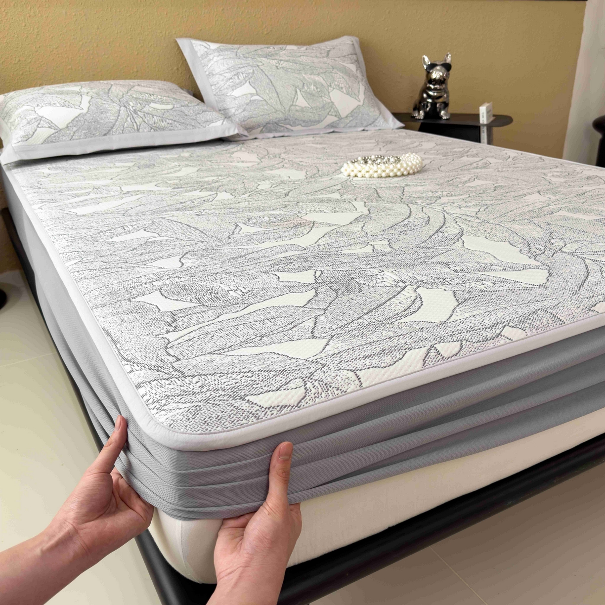 91家纺网 家纺一手货源 找家纺 孩子王家纺 2026春夏新款凉感过0.21夏天家用软席子可机洗空调席夏季高端华夫格凉席三件套 家大叶大-北欧深灰 床笠款