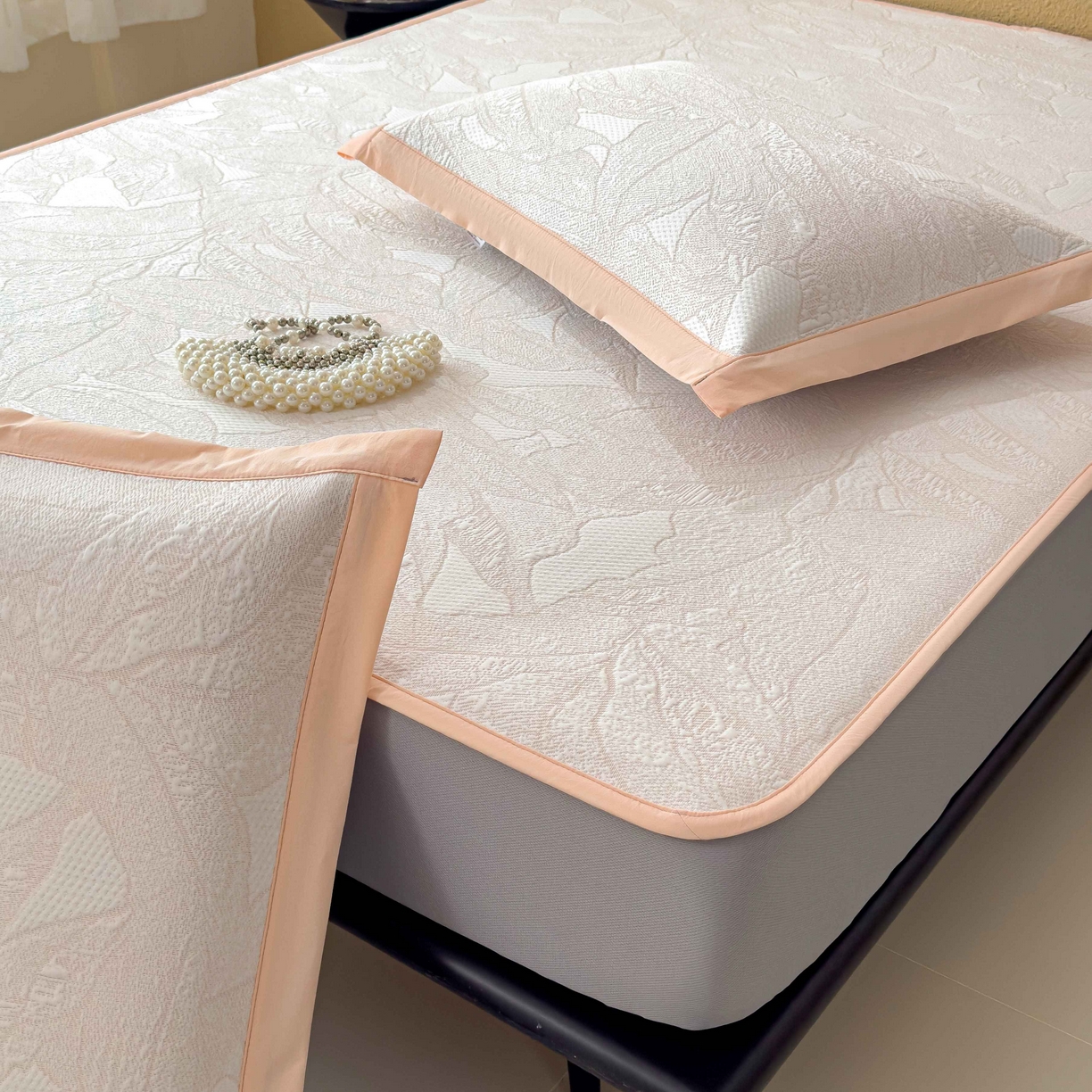 91家纺网 家纺一手货源 找家纺 孩子王家纺 2026春夏新款凉感过0.21夏天家用软席子可机洗空调席夏季高端华夫格凉席三件套 家大叶大-贝壳粉 床笠款