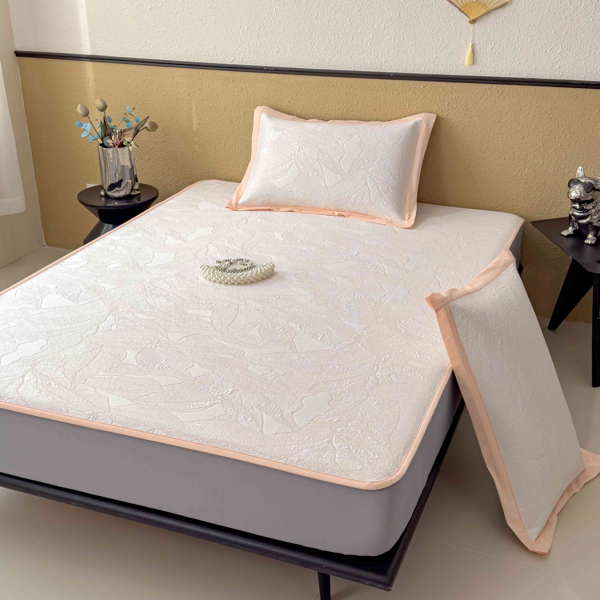 91家纺网 家纺一手货源 找家纺 孩子王家纺 2026春夏新款凉感过0.21夏天家用软席子可机洗空调席夏季高端华夫格凉席三件套 家大叶大-贝壳粉 床笠款