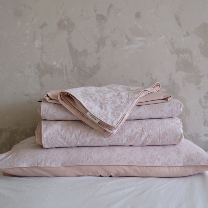 91家纺网 家纺一手货源 找家纺 佳汐蓝家纺 2026新款【慢性子】系列色织提花夏被&四件套 墨染（粉）