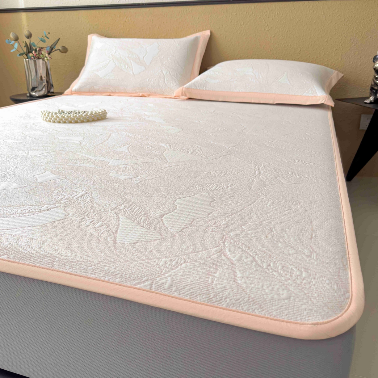 91家纺网 家纺一手货源 找家纺 孩子王家纺 2026春夏新款凉感过0.21夏天家用软席子可机洗空调席夏季高端华夫格凉席三件套 家大叶大-贝壳粉 床笠款