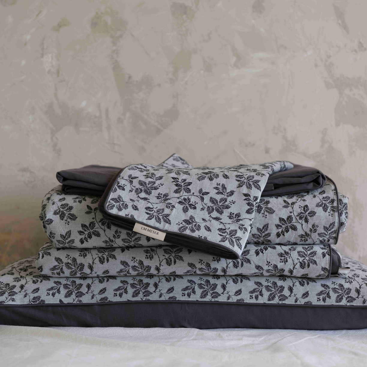 91家纺网 家纺一手货源 找家纺 佳汐蓝家纺 2026新款【慢性子】系列色织提花夏被&四件套 墨染（灰）