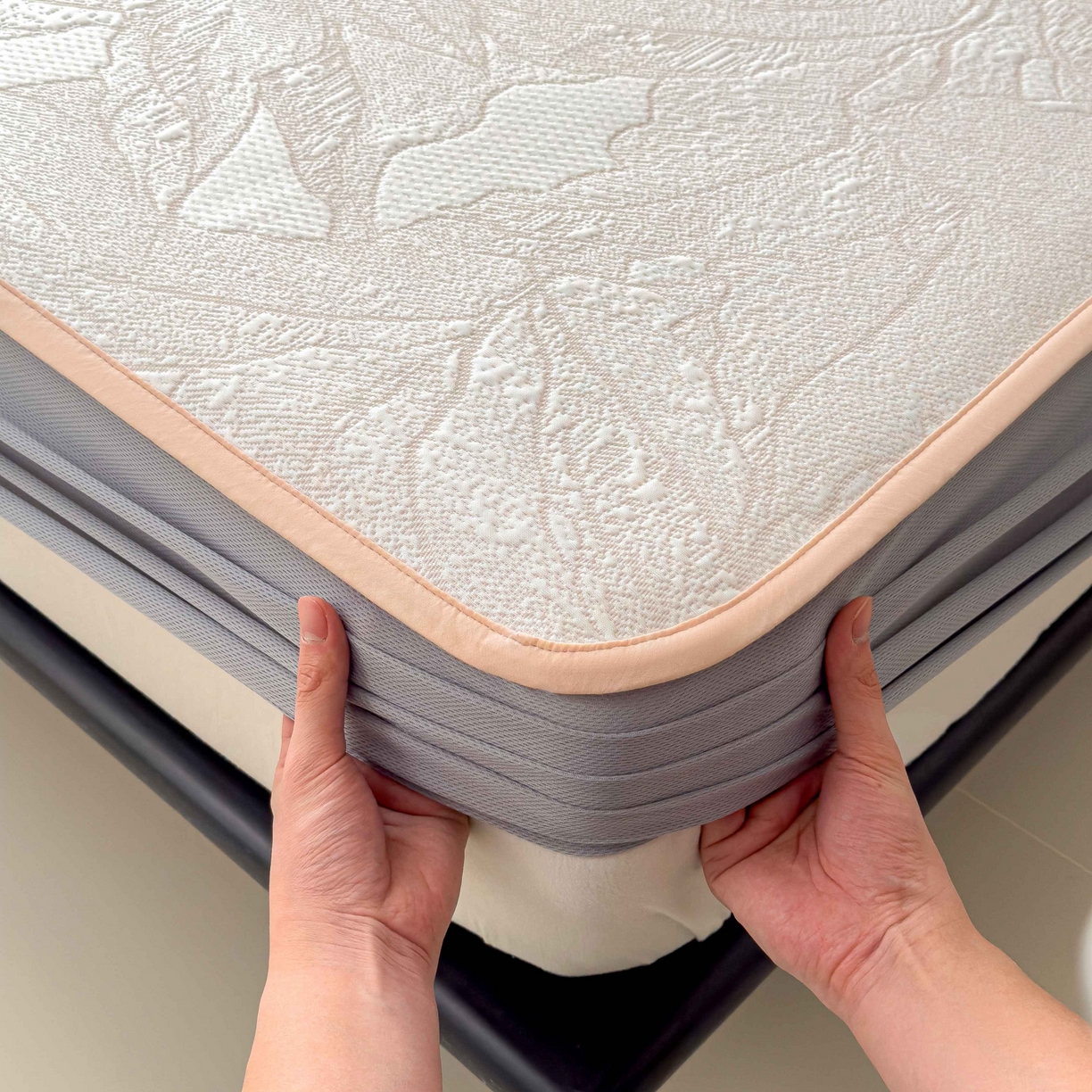 91家纺网 家纺一手货源 找家纺 孩子王家纺 2026春夏新款凉感过0.21夏天家用软席子可机洗空调席夏季高端华夫格凉席三件套 家大叶大-贝壳粉 床笠款