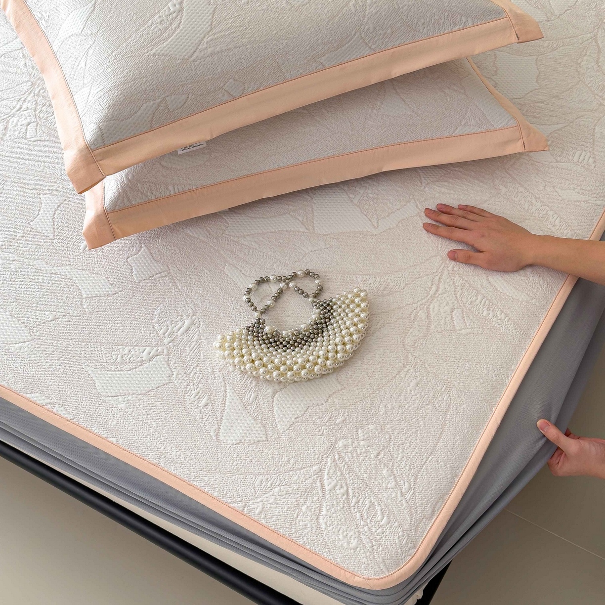 91家纺网 家纺一手货源 找家纺 孩子王家纺 2026春夏新款凉感过0.21夏天家用软席子可机洗空调席夏季高端华夫格凉席三件套 家大叶大-贝壳粉 床笠款