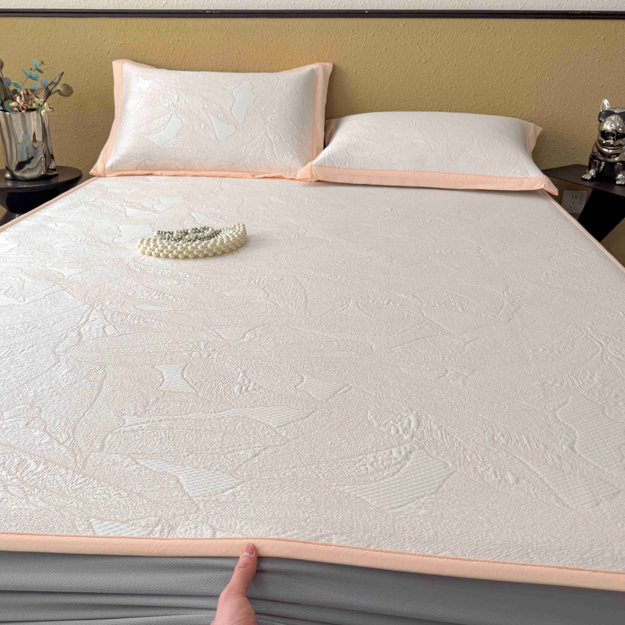 91家纺网 家纺一手货源 找家纺 孩子王家纺 2026春夏新款凉感过0.21夏天家用软席子可机洗空调席夏季高端华夫格凉席三件套 家大叶大-贝壳粉 床笠款