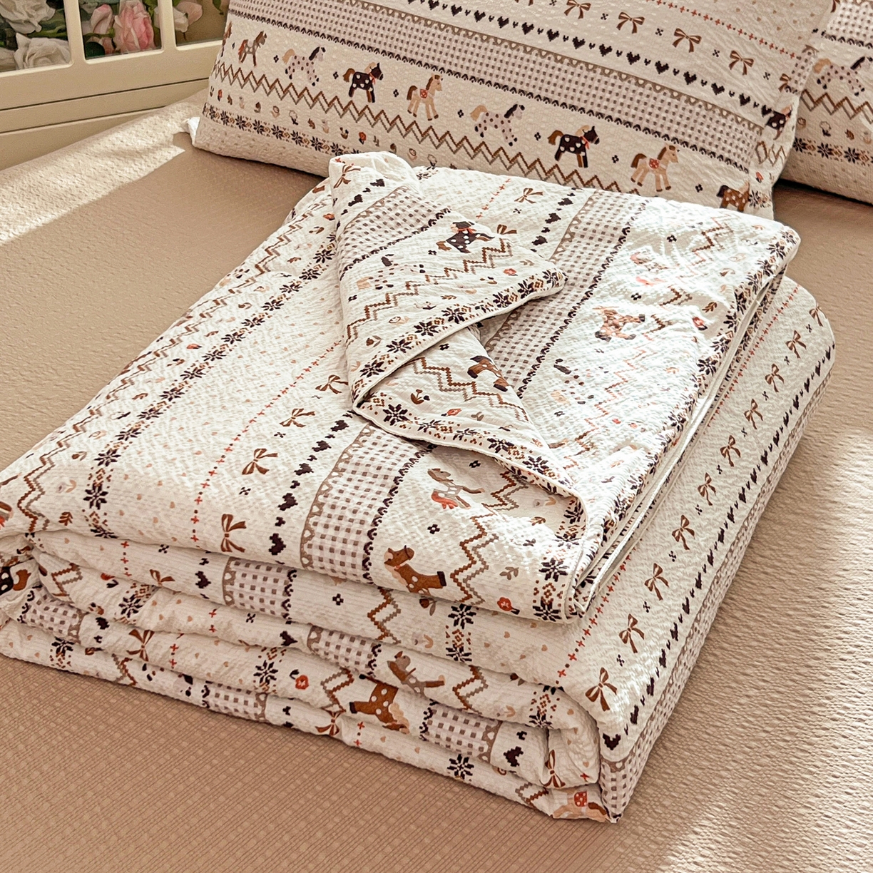 91家纺网 家纺一手货源 找家纺 老K (原美阁） 2026新款泡芙棉夏被四件套双层纱泡芙纱单夏被 焦糖布丁