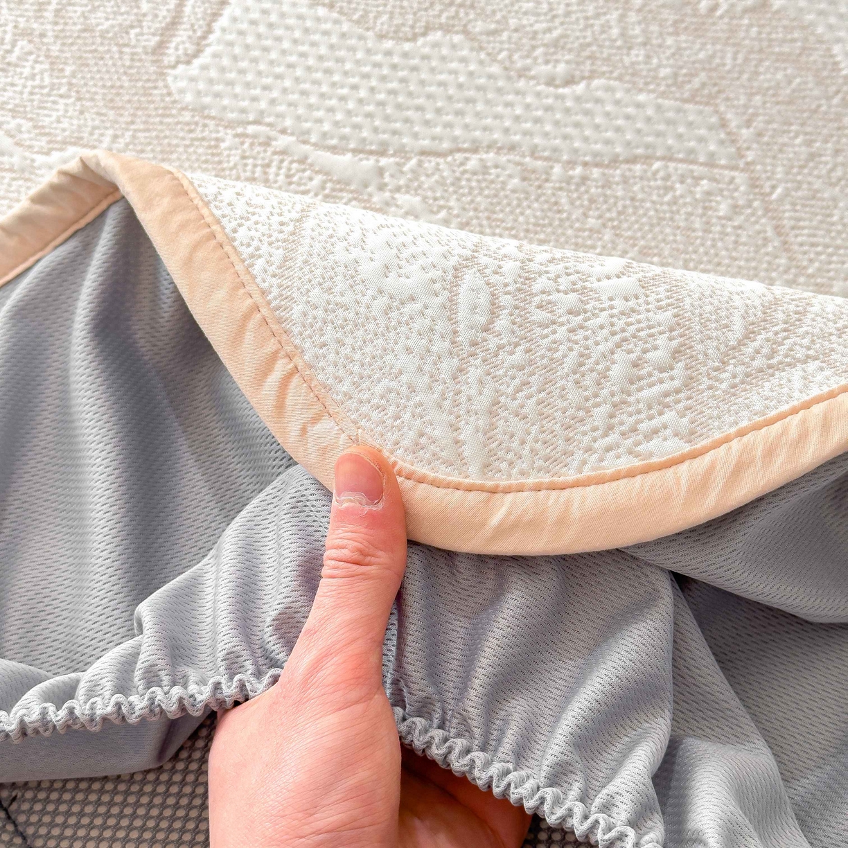 91家纺网 家纺一手货源 找家纺 孩子王家纺 2026春夏新款凉感过0.21夏天家用软席子可机洗空调席夏季高端华夫格凉席三件套 家大叶大-贝壳粉 床笠款