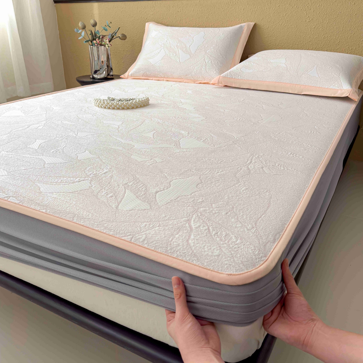 91家纺网 家纺一手货源 找家纺 孩子王家纺 2026春夏新款凉感过0.21夏天家用软席子可机洗空调席夏季高端华夫格凉席三件套 家大叶大-贝壳粉 床笠款