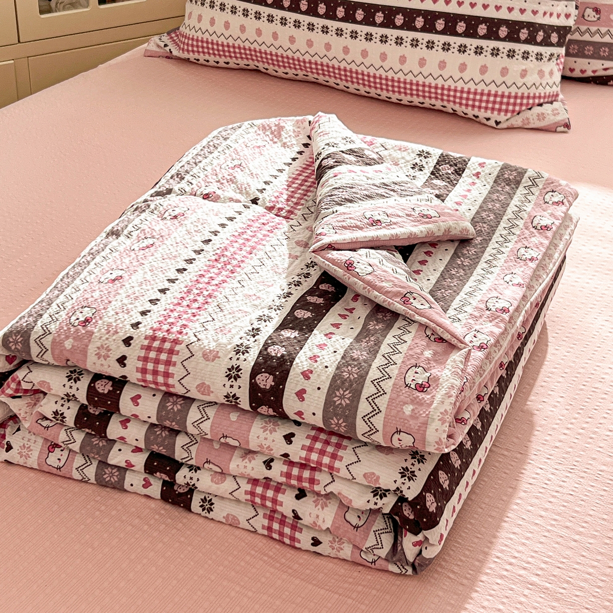 91家纺网 家纺一手货源 找家纺 老K (原美阁） 2026新款泡芙棉夏被四件套双层纱泡芙纱单夏被 奶萌凯蒂粉