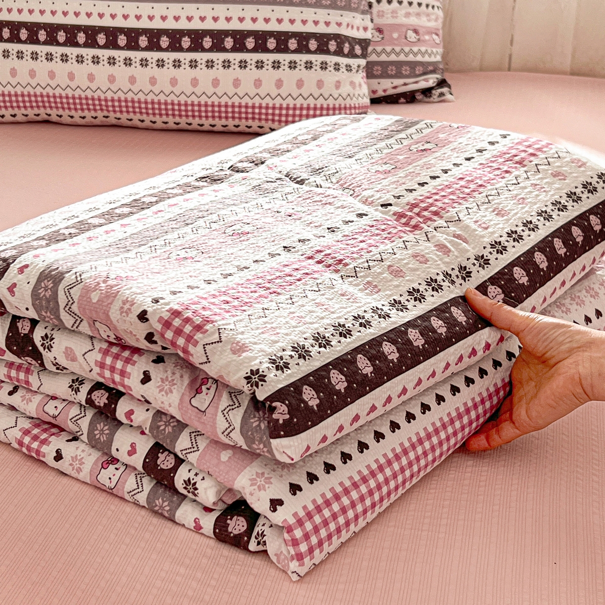 91家纺网 家纺一手货源 找家纺 老K (原美阁） 2026新款泡芙棉夏被四件套双层纱泡芙纱单夏被 奶萌凯蒂粉