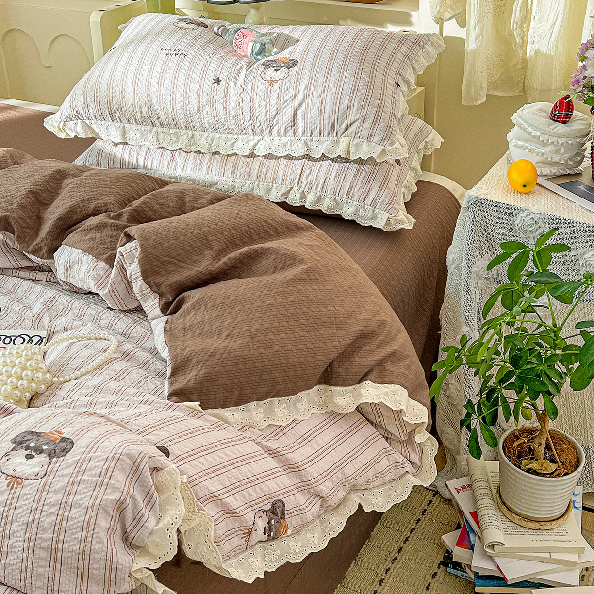 91家纺网 家纺一手货源 找家纺 一比一家纺 2026新款泡芙纱花边四件套 咖啡狗