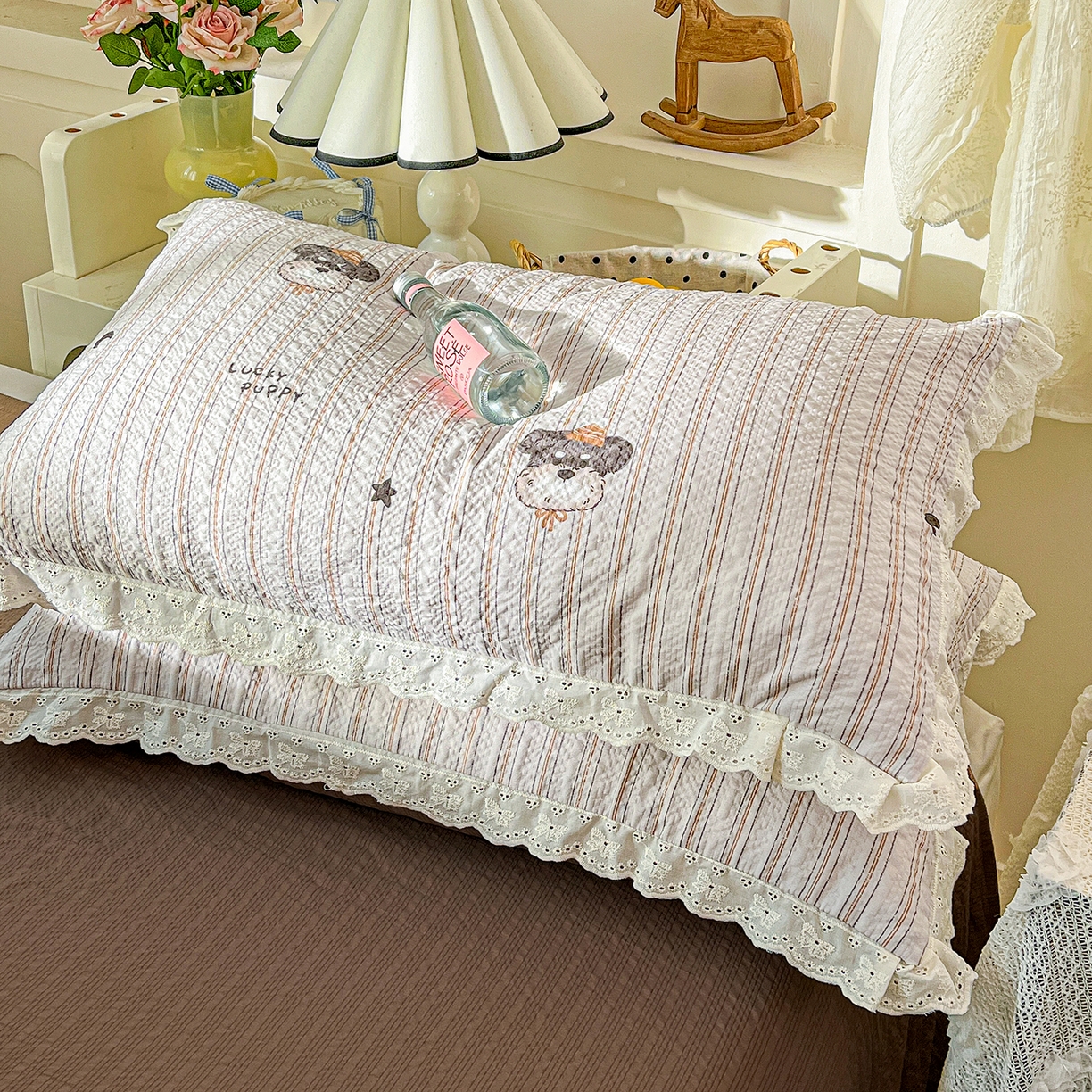 91家纺网 家纺一手货源 找家纺 一比一家纺 2026新款泡芙纱花边四件套 咖啡狗