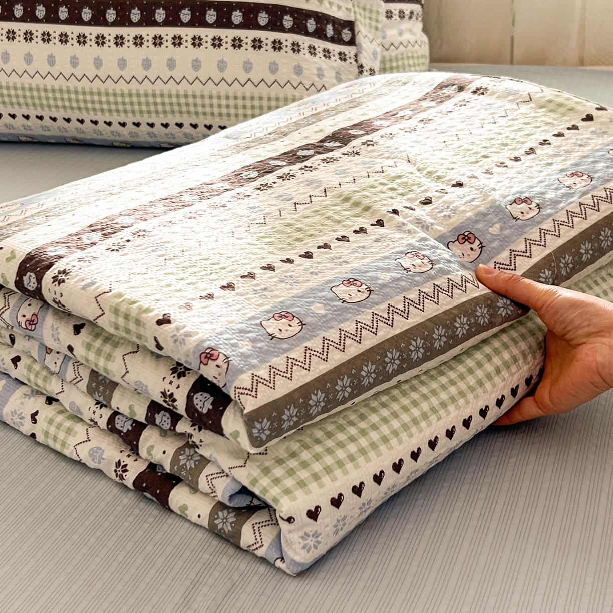 91家纺网 家纺一手货源 找家纺 老K (原美阁） 2026新款泡芙棉夏被四件套双层纱泡芙纱单夏被 奶萌凯蒂蓝