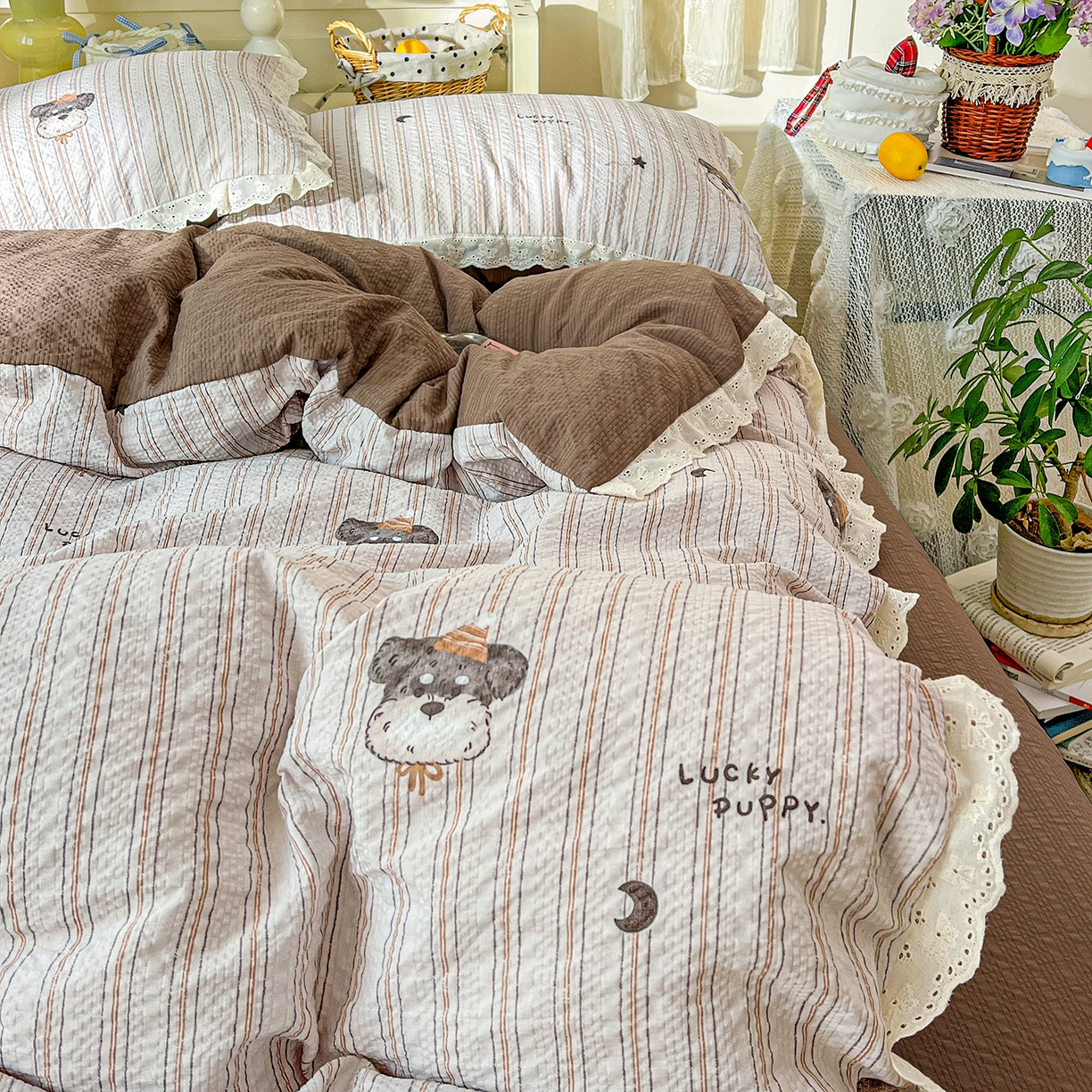 91家纺网 家纺一手货源 找家纺 一比一家纺 2026新款泡芙纱花边四件套 咖啡狗