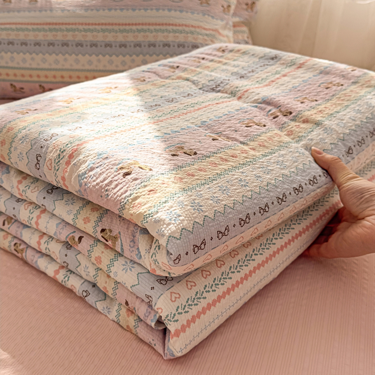 91家纺网 家纺一手货源 找家纺 老K (原美阁） 2026新款泡芙棉夏被四件套双层纱泡芙纱单夏被 摇摇小木马