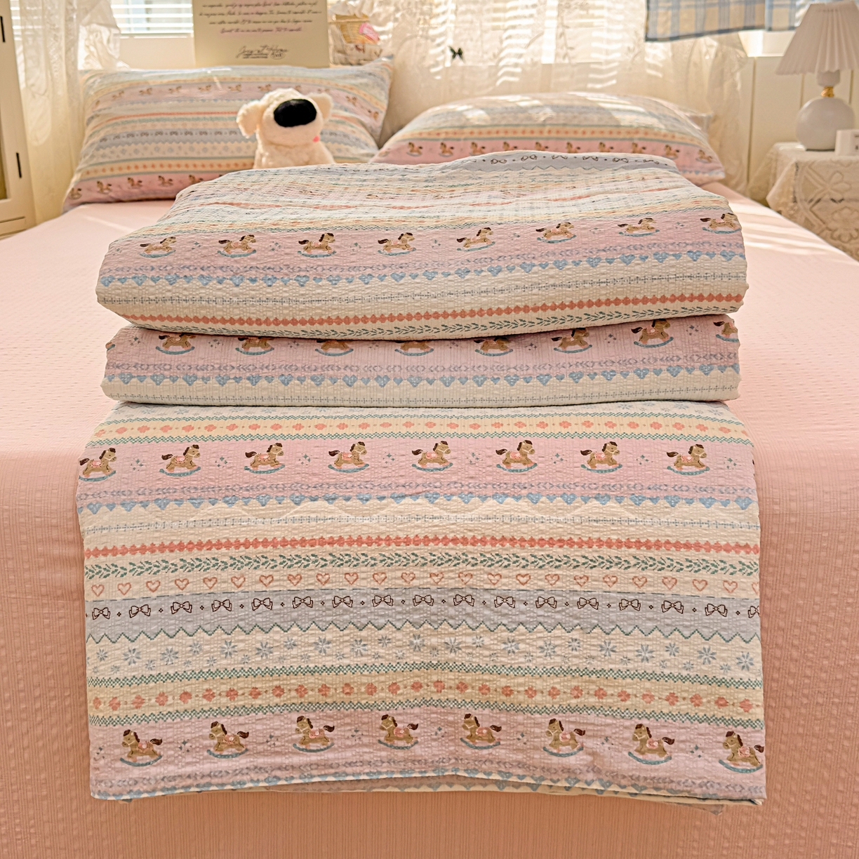 91家纺网 家纺一手货源 找家纺 老K (原美阁） 2026新款泡芙棉夏被四件套双层纱泡芙纱单夏被 摇摇小木马