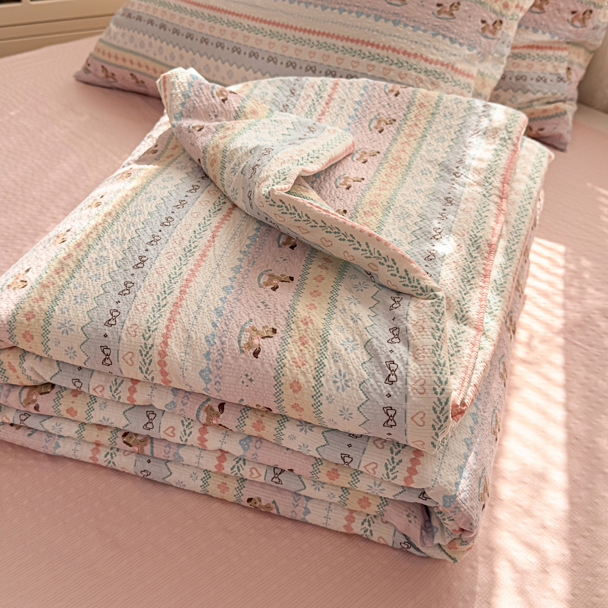 91家纺网 家纺一手货源 找家纺 老K (原美阁） 2026新款泡芙棉夏被四件套双层纱泡芙纱单夏被 摇摇小木马