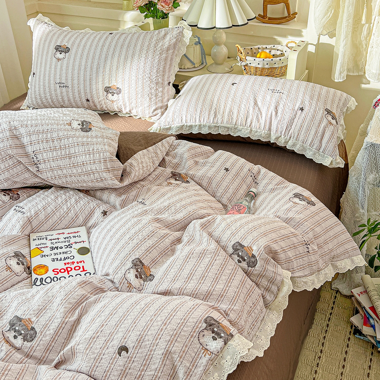 91家纺网 家纺一手货源 找家纺 一比一家纺 2026新款泡芙纱花边四件套 咖啡狗