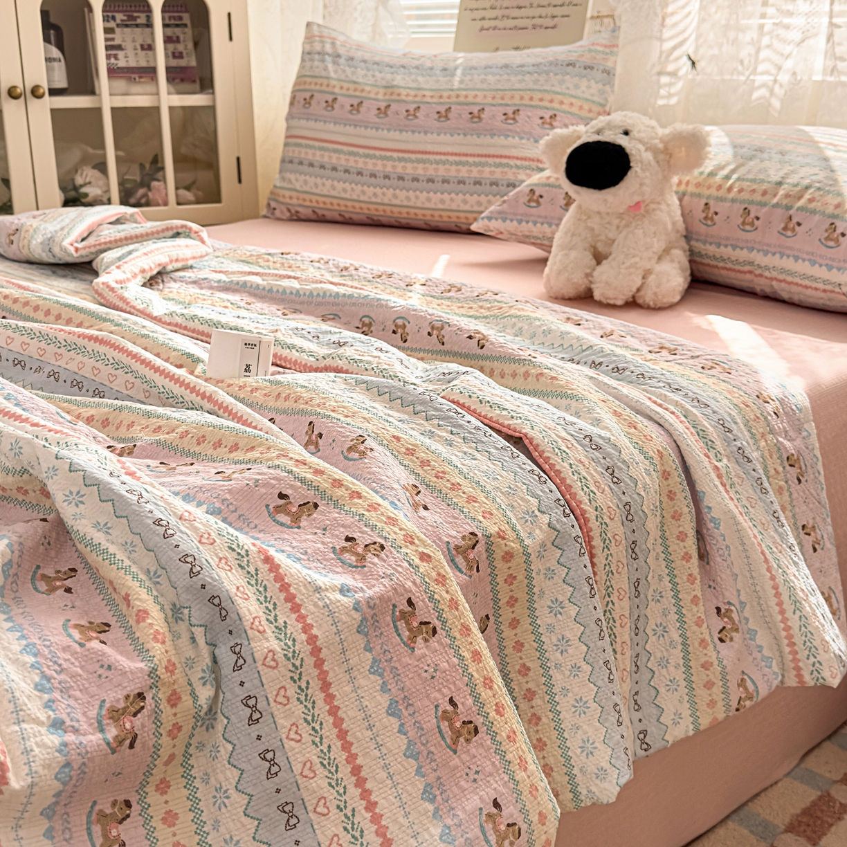 91家纺网 家纺一手货源 找家纺 老K (原美阁） 2026新款泡芙棉夏被四件套双层纱泡芙纱单夏被 摇摇小木马