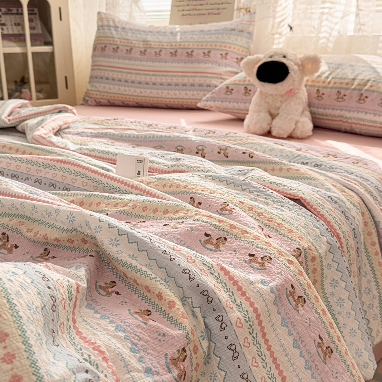 91家纺网 家纺一手货源 找家纺 老K (原美阁） 2026新款泡芙棉夏被四件套双层纱泡芙纱单夏被 摇摇小木马