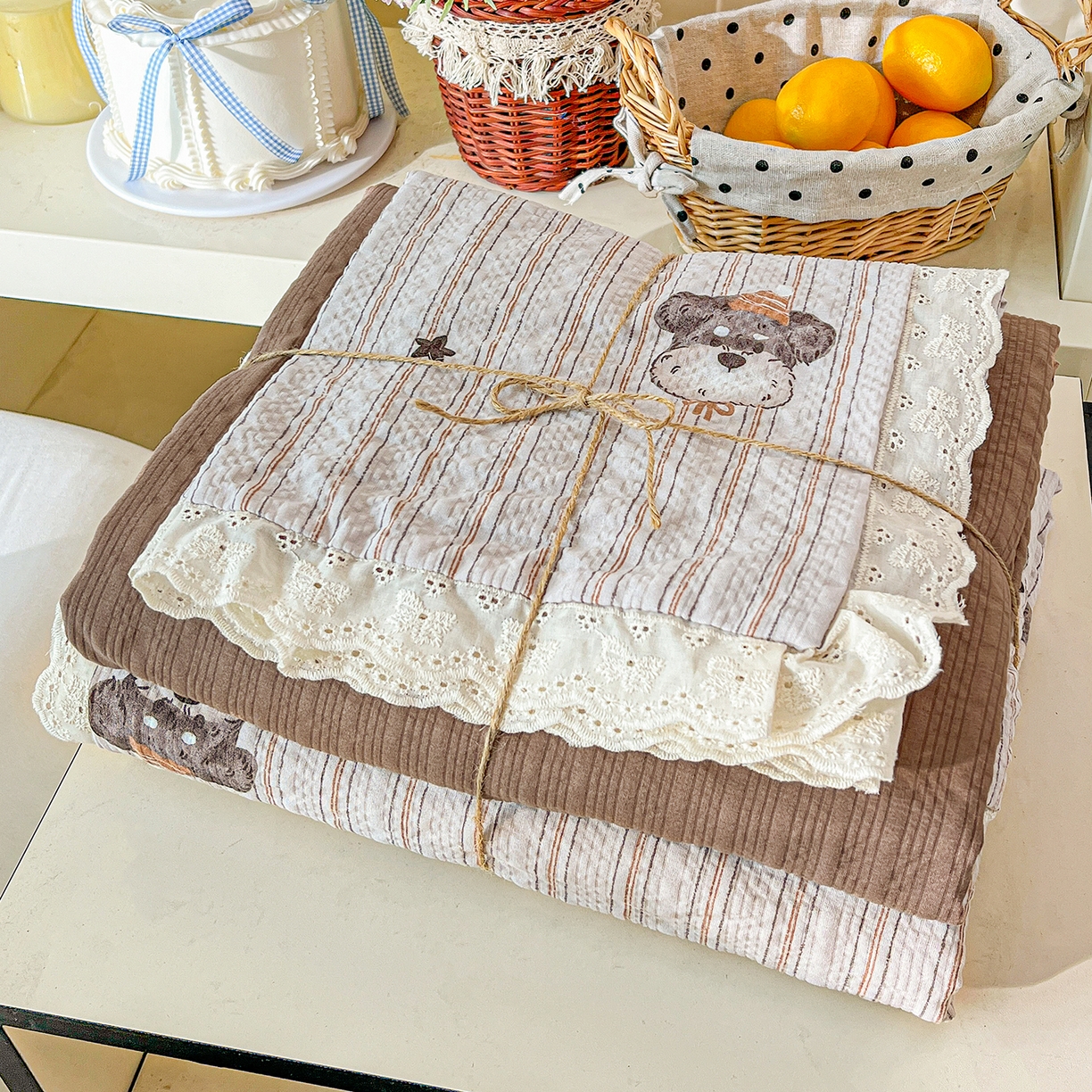 91家纺网 家纺一手货源 找家纺 一比一家纺 2026新款泡芙纱花边四件套 咖啡狗