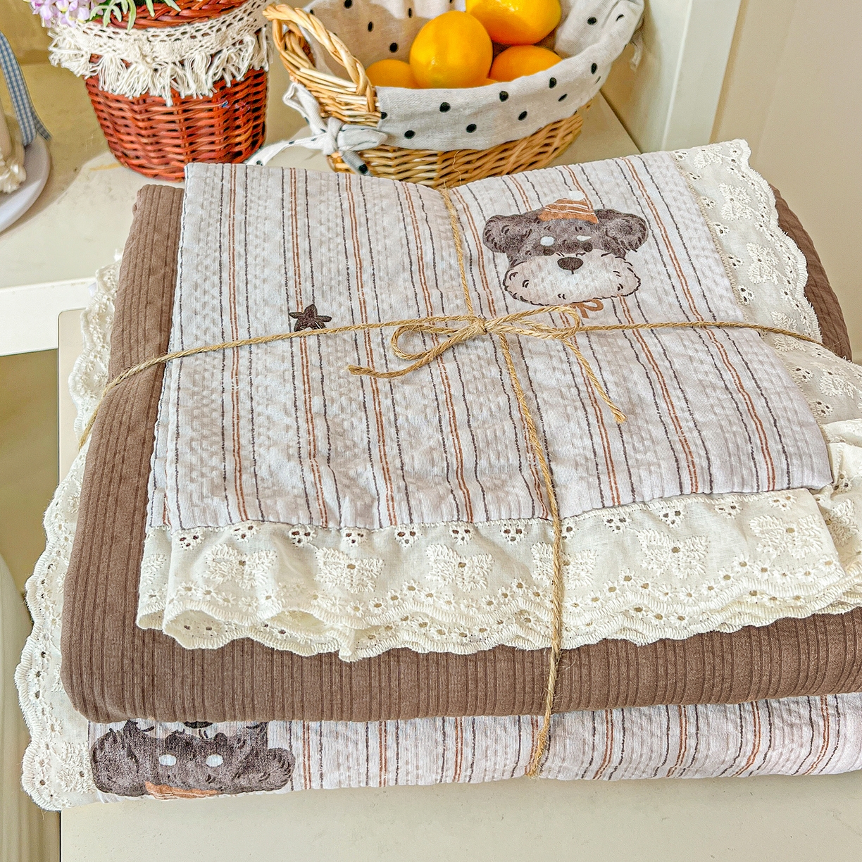 91家纺网 家纺一手货源 找家纺 一比一家纺 2026新款泡芙纱花边四件套 咖啡狗