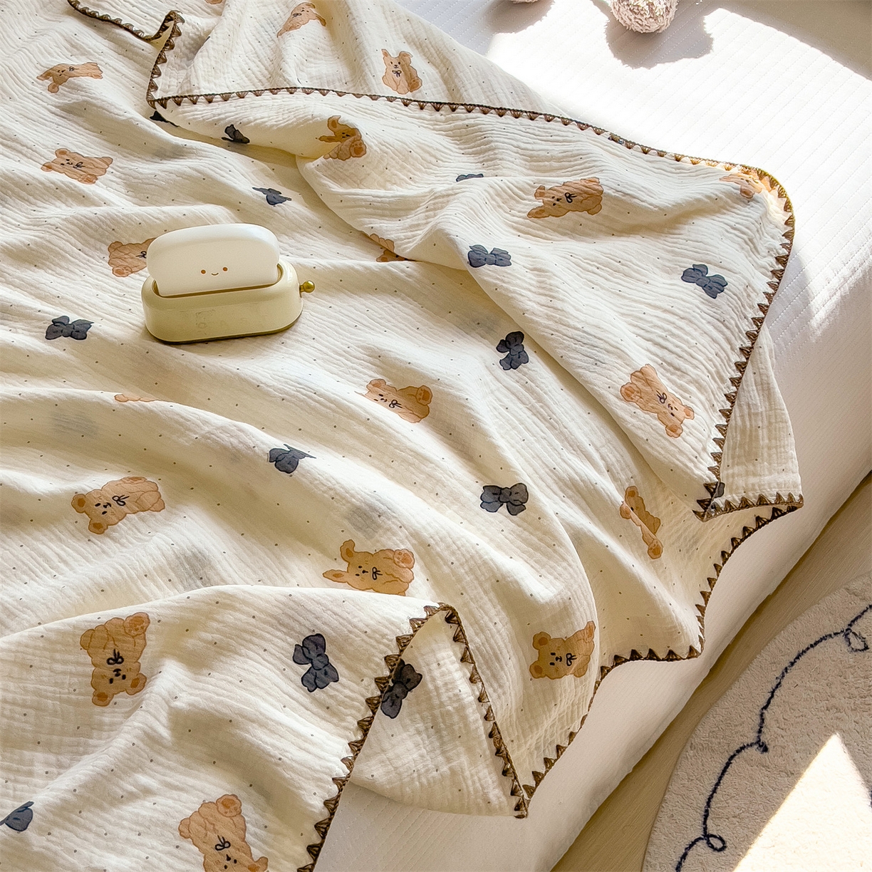 91家纺网 家纺一手货源 找家纺 布凡家居 2026新款全棉纯棉双层纱布毯夏被毯盖毯双层纱浴巾毯 皱皱纱-小玩偶