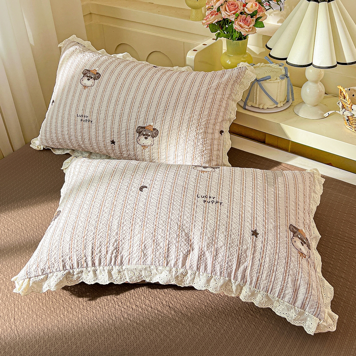 91家纺网 家纺一手货源 找家纺 一比一家纺 2026新款泡芙纱花边四件套 咖啡狗