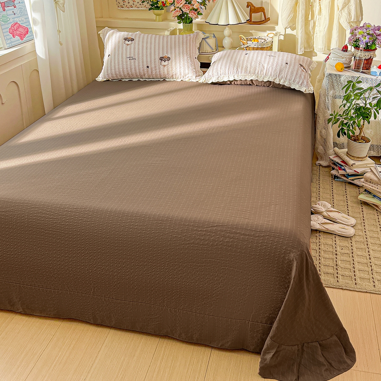 91家纺网 家纺一手货源 找家纺 一比一家纺 2026新款泡芙纱花边四件套 咖啡狗