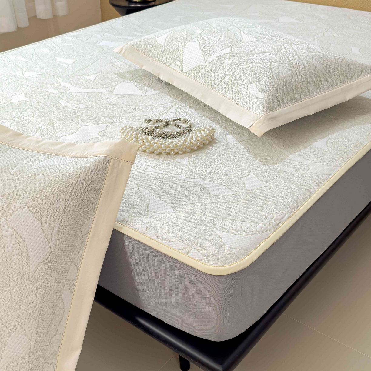 91家纺网 家纺一手货源 找家纺 孩子王家纺 2026春夏新款凉感过0.21夏天家用软席子可机洗空调席夏季高端华夫格凉席三件套 家大叶大-松果绿 床笠款