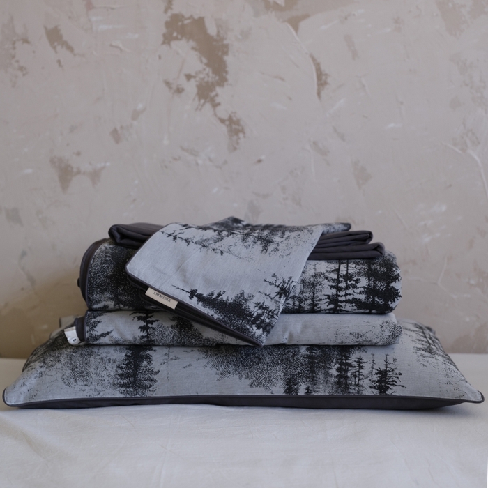 91家纺网 家纺一手货源 找家纺 佳汐蓝家纺 2026新款【慢性子】系列色织提花夏被&四件套 迷雾森林（灰）