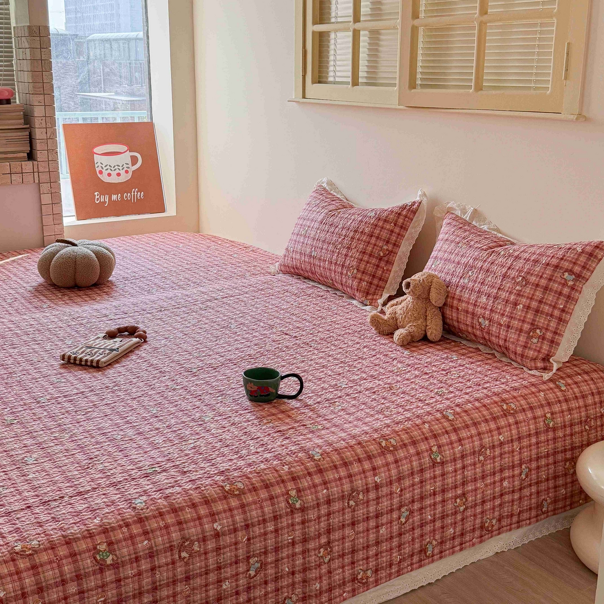 91家纺网 家纺一手货源 找家纺 乐野家居 2026新款支持定制法式花边纯棉榻榻米三件套全棉有氧双层纱床盖三件套四季通用 红格摇摇马