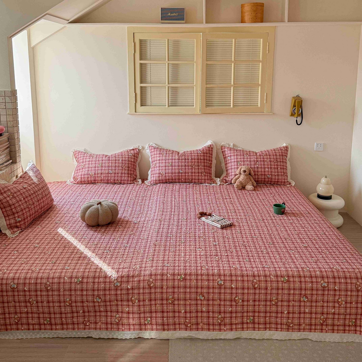 91家纺网 家纺一手货源 找家纺 乐野家居 2026新款支持定制法式花边纯棉榻榻米三件套全棉有氧双层纱床盖三件套四季通用 红格摇摇马