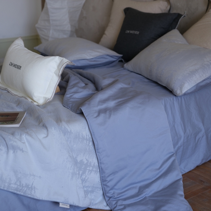 91家纺网 家纺一手货源 找家纺 佳汐蓝家纺 2026新款【慢性子】系列色织提花夏被&四件套 迷雾森林（蓝）